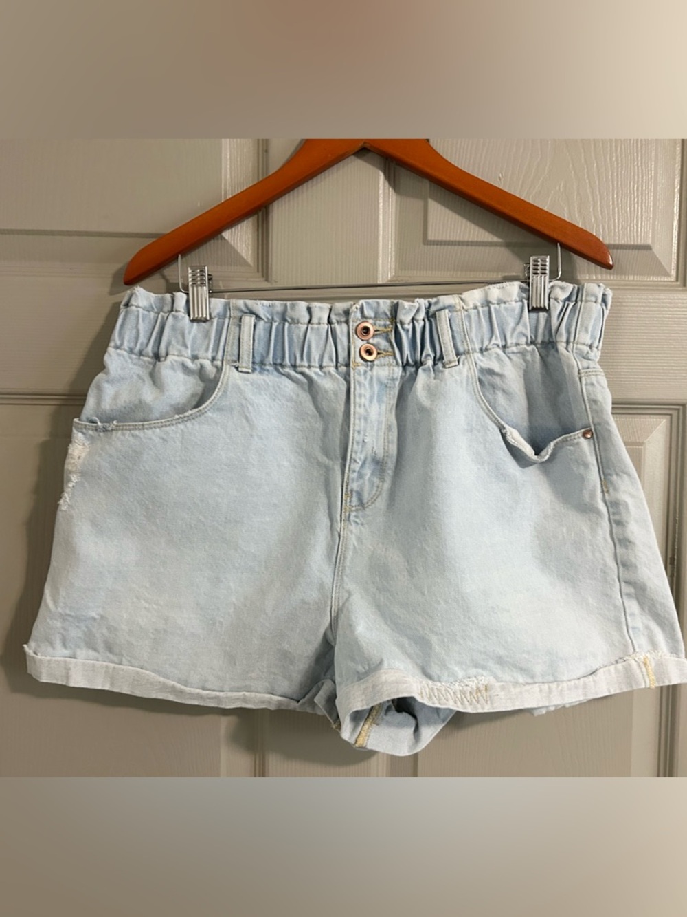 A loves a Light Wash Paperbag Waist Denim Shorts -Size: 32
